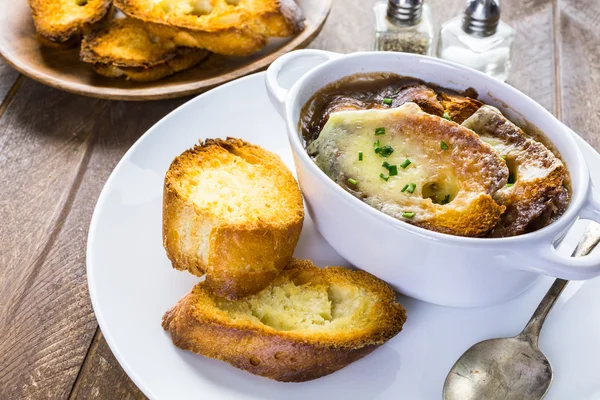 Французский луковый суп — стоковое фото