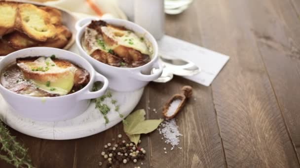 Sopa de cebolla francesa — Vídeo de stock