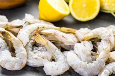 Çiğ soyulmuş karides