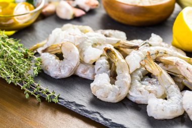 Çiğ soyulmuş karides