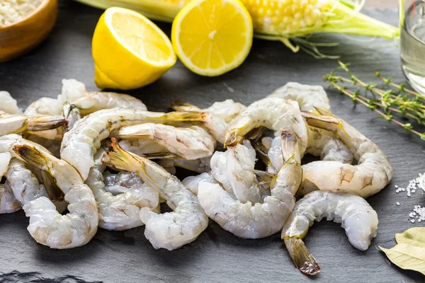 Raw peeled shrimps — Stock Photo, Image