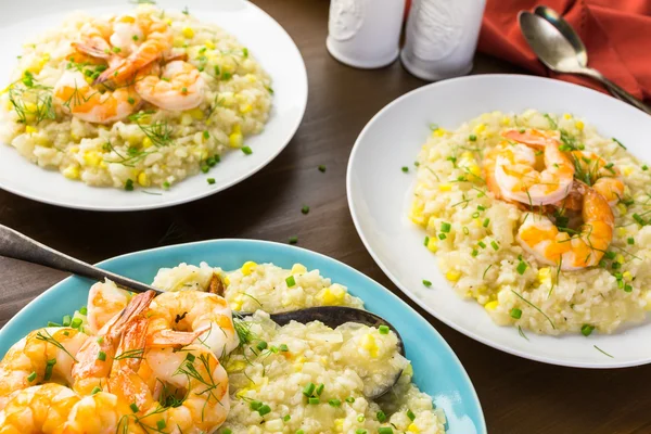 Risotto de maïs aux crevettes grillées — Photo