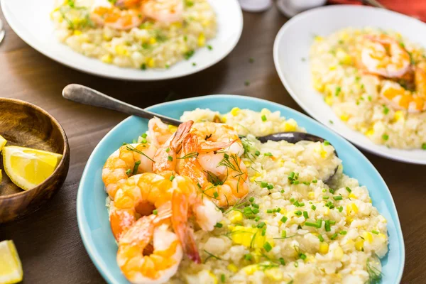 Corn Risotto med rostade räkor — Stockfoto