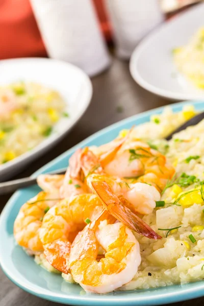 Mais-Risotto mit gerösteten Garnelen — Stockfoto