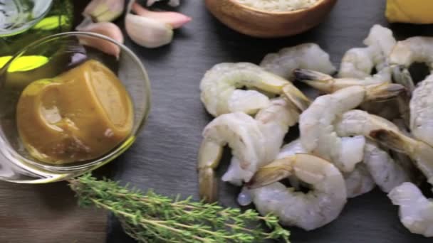 Raw peeled shrimps — Stock Video