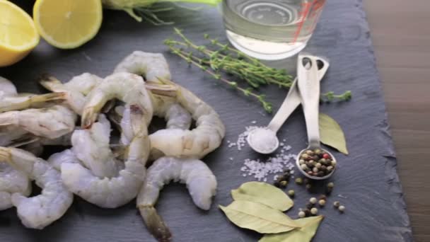 Camarones pelados crudos — Vídeos de Stock