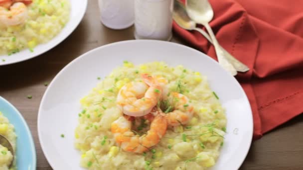 Corn Risotto med rostade räkor — Stockvideo