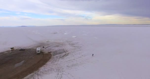 Drijvende camper op Bonneville Salt Flats — Stockvideo