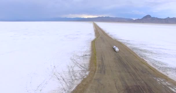 Wohnmobil auf dem Weg zu den Bonneville Salinen — Stockvideo