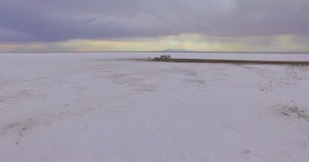 Wohnmobil auf dem Weg zu den Bonneville Salinen — Stockvideo