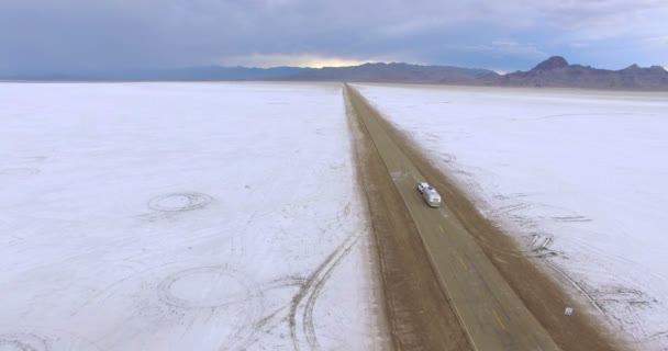 Autocaravanas que viajan a Bonneville Salt Flats — Vídeos de Stock