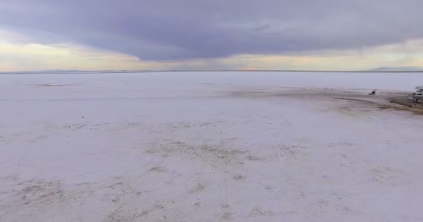 Husbil reser till Bonneville Salt Flats — Stockvideo