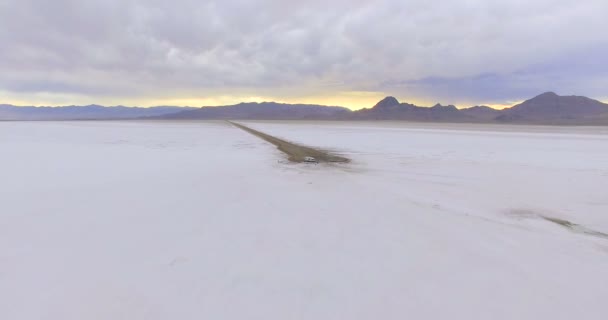 Wohnmobil auf dem Weg zu den Bonneville Salinen — Stockvideo