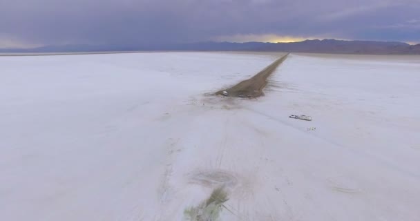 Autocaravanas que viajan a Bonneville Salt Flats — Vídeo de stock