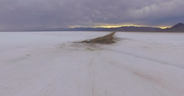 Husbil reser till Bonneville Salt Flats — Stockvideo