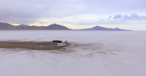 Camper reizen naar Bonneville Salt Flats — Stockvideo