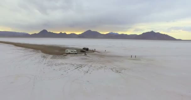Camper reizen naar Bonneville Salt Flats — Stockvideo