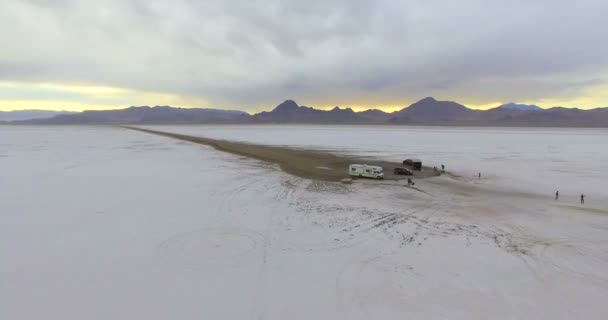 Husbil reser till Bonneville Salt Flats — Stockvideo