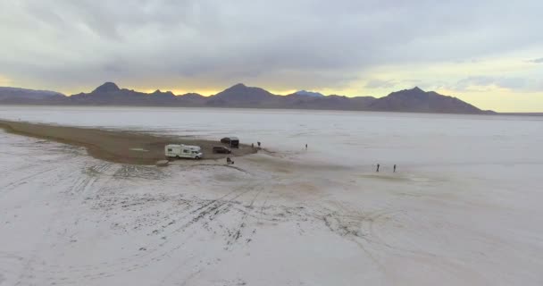 Husbil reser till Bonneville Salt Flats — Stockvideo