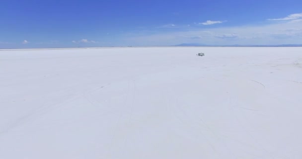 Samochód kempingowy podróży na Bonneville Salt Flats — Wideo stockowe