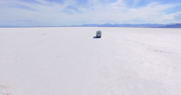 Husbil reser till Bonneville Salt Flats — Stockvideo
