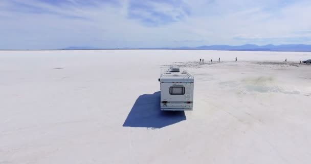 Köra husbil på Bonneville Salt Flats — Stockvideo