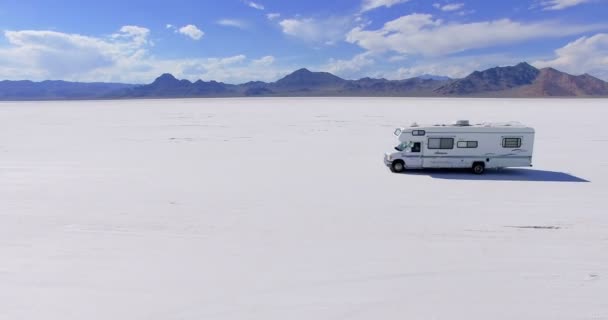 Camper reizen naar Bonneville Salt Flats — Stockvideo