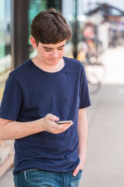 Hafif raylı sistem istasyonu genç çocuk