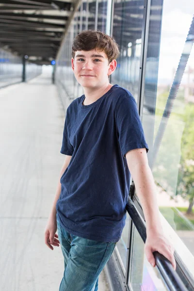 Ragazzo adolescente alla stazione ferroviaria leggera — Foto Stock