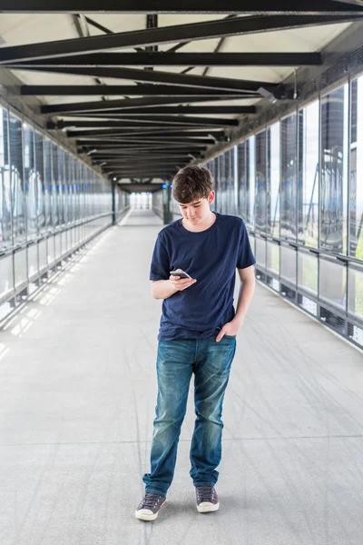 Adolescente en la estación Lighttrail — Foto de Stock