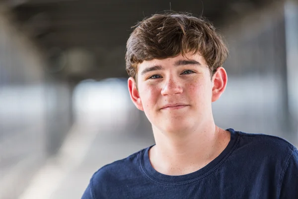 Adolescente en la estación de tren ligero — Foto de Stock