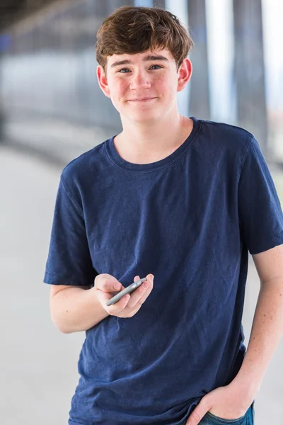 Ragazzo adolescente alla stazione lightrail — Foto Stock