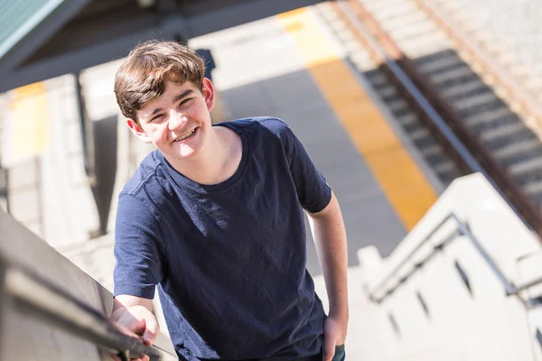 Adolescent à la gare de train léger — Photo
