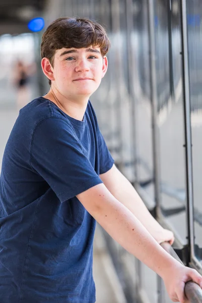 Adolescente na estação ferroviária ligeira — Fotografia de Stock