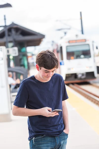 Adolescent à la gare de train léger — Photo