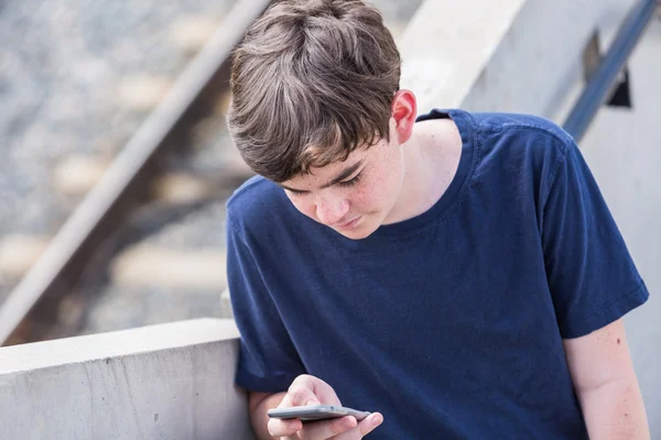 Adolescente en la estación de tren ligero — Foto de Stock