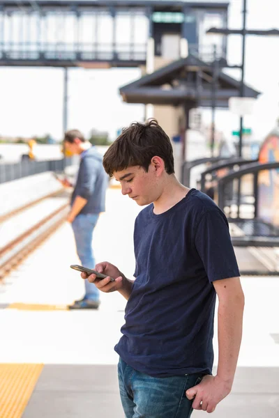 Adolescente en la estación de tren ligero — Foto de Stock