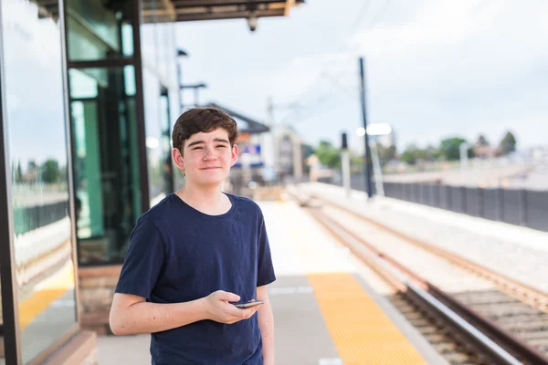 Adolescent à la gare de train léger — Photo