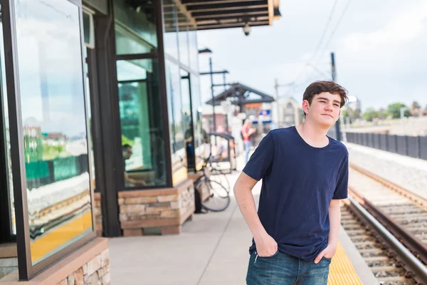 Adolescente na estação ferroviária ligeira — Fotografia de Stock