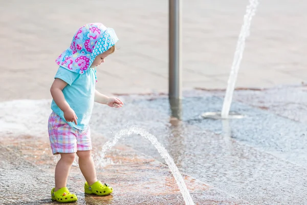 Babymeisje op Splash park — Stockfoto