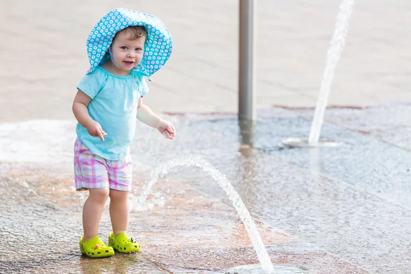 Дитяча дівчинка в парку Splash — стокове фото