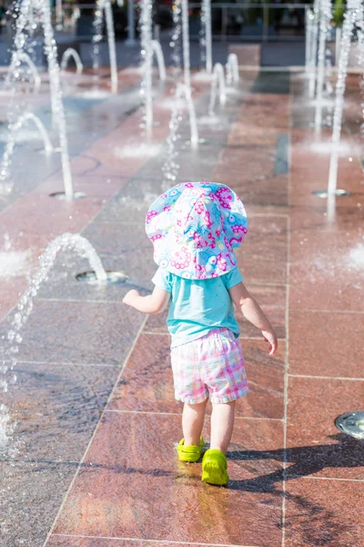 Κοριτσάκι στο πάρκο Splash — Φωτογραφία Αρχείου