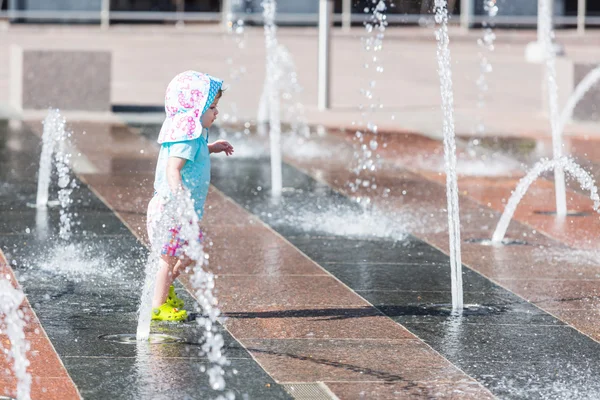 Дитяча дівчинка в парку Splash — стокове фото