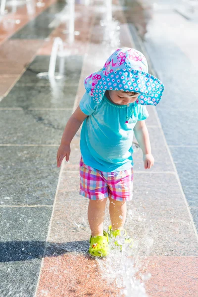 Babymeisje op Splash park — Stockfoto