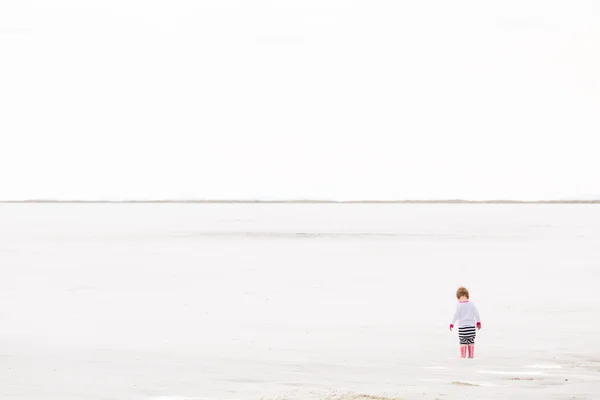 Dítě v Bonneville Salt Flats — Stock fotografie