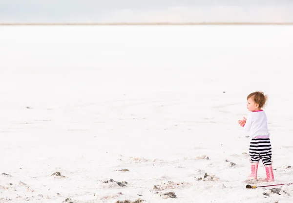 Dziecko w Bonneville Salt Flats — Zdjęcie stockowe