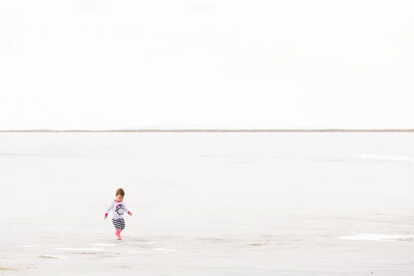 Dítě v Bonneville Salt Flats — Stock fotografie