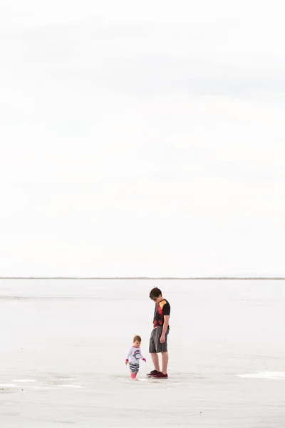 Liten flicka och bror på Bonneville Salt Flats — Stockfoto