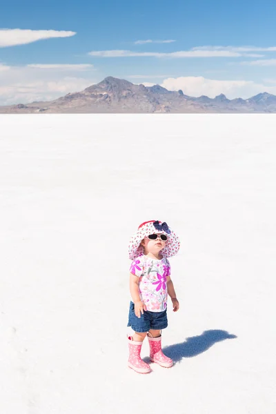 Dítě v Bonneville Salt Flats — Stock fotografie