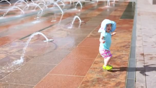 Baby girl at Splash park — Stock Video